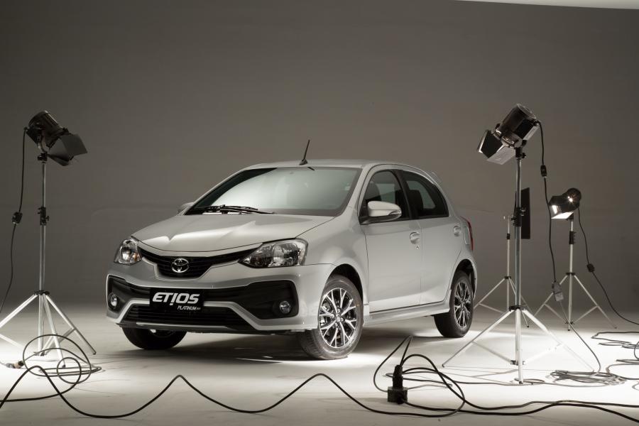  Toyota Etios Platinum Hatchback 2016 года  (LA) (фото 1 из 10)